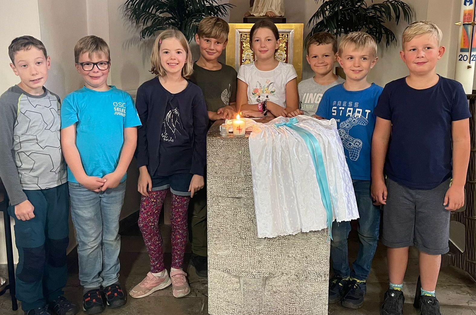 Auf dem Weg zu und mit Jesus: Am Wochenende stellten sich die neuen Kommunionkinder aus Bimbach und Kleinlüder vor.