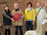 Uffhausen empfängt das Buch zur Pfarreiwerdung